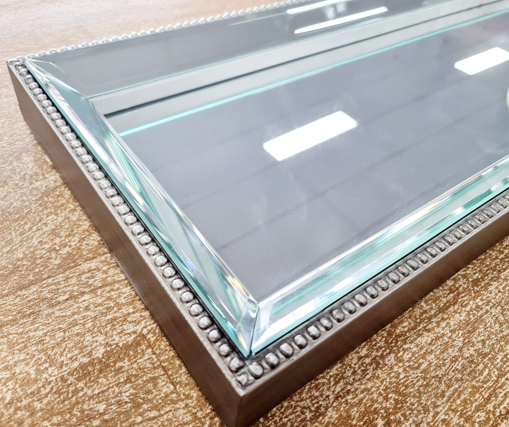  Close-up of silver beaded mirror tray – sleek and reflective beauty.