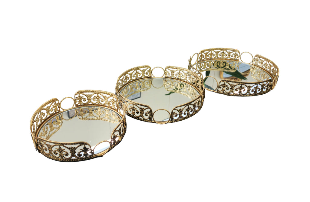  Luxurious gold round Lucy trays in a set of 3 – ideal for elegant serving or decorative styling.