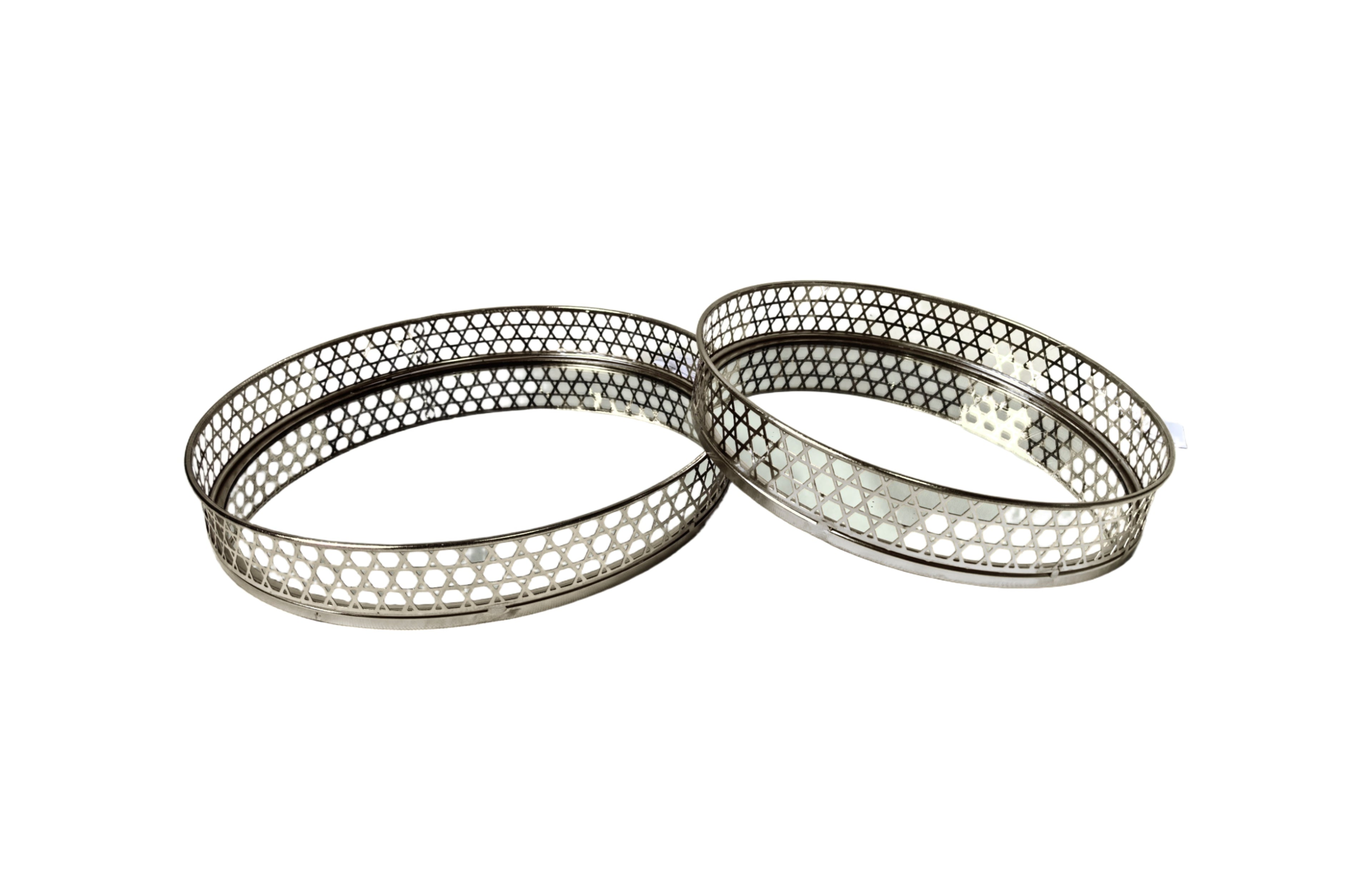 Stylish silver round tray set with mirrored base and intricate lattice detailing.